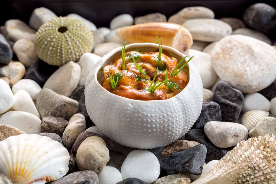 “Kouskousaki” pasta with sea ​​urchin, black garlic and mussels